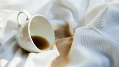 Účinné tipy, jak odstranit kávové skvrny z oblečení