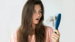 Některé potraviny a nápoje mohou přispívat k vypadávání vlasů, ukazuje studie