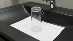 Proč někteří lidé dávají před delším odjezdem z domu do dřezu papír a sklenici?