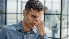 Mnozí to dělají, aniž si to uvědomují: Toto gesto okamžitě prozradí nejistotu v sobě